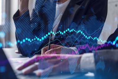 Ofiste birlikte çalışan iki iş kadını. Forex grafik holografik illüstrasyon çift pozlama.