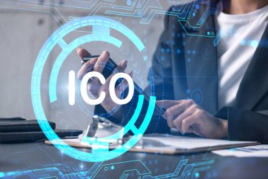 Ofiste akıllı telefon kullanan bir iş kadını. ICO hologramı. İlk madeni para verme konsepti. Çift pozlama.