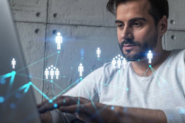 Yeni bir ağ geliştirmek için dizüstü bilgisayar kullanan ciddi bir Kafkasyalı yönetici. Çifte maruziyet. Sosyal medya hologramı.