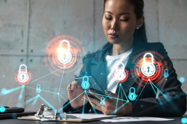 İş kadını telefonu kullanıyor, modern ofiste yeni bir proje üzerinde çalışıyor. Çifte maruziyet. Başarı kavramı. Güvenlik hologramını kilitle.