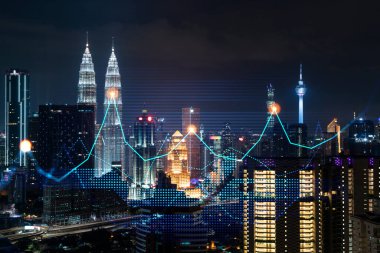 Borsa grafiği hologramı, Kuala Lumpur 'un gece manzarası. KL, Malezya, Asya 'da mali eğitim almak için popüler bir yerdir. Uluslararası araştırma kavramı. Çift pozlama.