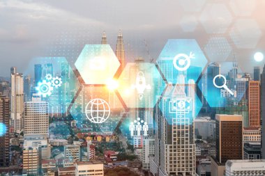 Parlak Araştırma simgelerinin hologramı. Kuala Lumpur 'un günbatımı panoramik şehir manzarası. Malezya, Asya 'da yeni hizmetler ve ürünler yaratmak için yenilikçi teknolojiler kavramı. Çift pozlama.