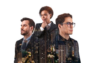 Asya şehri Kuala Lumpur 'un önünde duran üç genç, başarılı iş adamı, erkek ve kadın çifte pozlama. Sıkı çalışma ve öğrenim kavramı. Modern yaşam tarzı. Gece vakti..