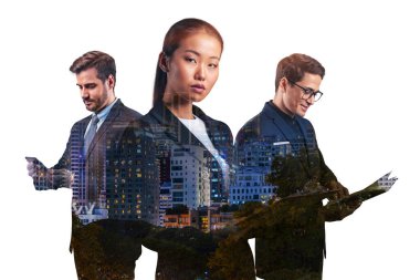 Asya 'nın Bangkok şehrinin önünde duran üç genç, başarılı, iş adamı, erkek ve kadın çifte pozlama. Sıkı çalışma ve öğrenim kavramı. Modern yaşam tarzı. Gece vakti..