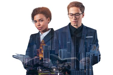 Asya şehri Kuala Lumpur 'un önünde duran iki genç, başarılı iş adamı, erkek ve kadın çifte pozlama. Takım çalışması kavramı. Gece vakti..