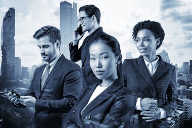 Takım elbiseli dört iş ortağından oluşan bir grup başarılı olmak için yeni fırsatlar arıyor. Çok uluslu şirket takımı kavramı. Bangkok arka planda. Çift pozlama.