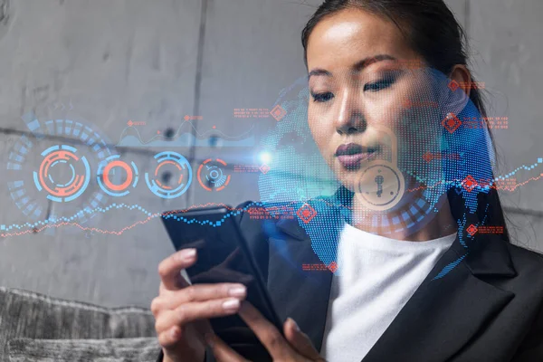 Femme d'affaires utilisant le téléphone, travailler dans un bureau moderne sur un nouveau projet. Double exposition. Concept de succès. Hologramme de sécurité de verrouillage. — Photo