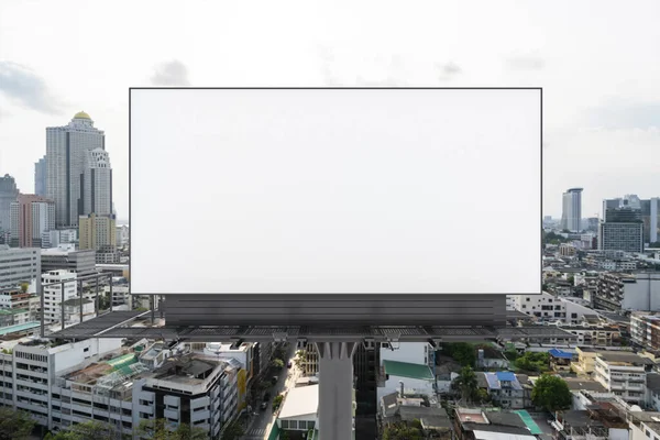 Cartelera blanca en blanco con fondo de paisaje urbano de Bangkok durante el día. Cartel publicitario callejero, maqueta, representación 3D. Vista frontal. El concepto de comunicación de marketing para promover o vender la idea. —  Fotos de Stock