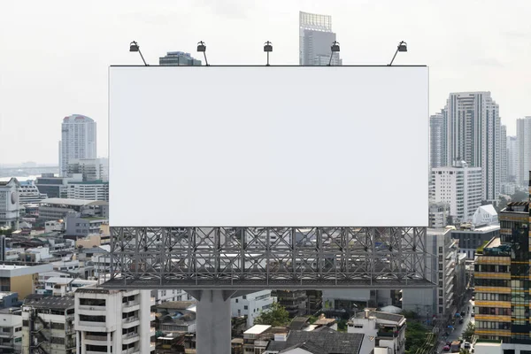 Panneau d'affichage blanc blanc de route avec le fond de paysage urbain de Bangkok au jour le jour. Affiche publicitaire, maquette, rendu 3D. Vue de face. Le concept de communication marketing pour promouvoir ou vendre une idée. — Photo