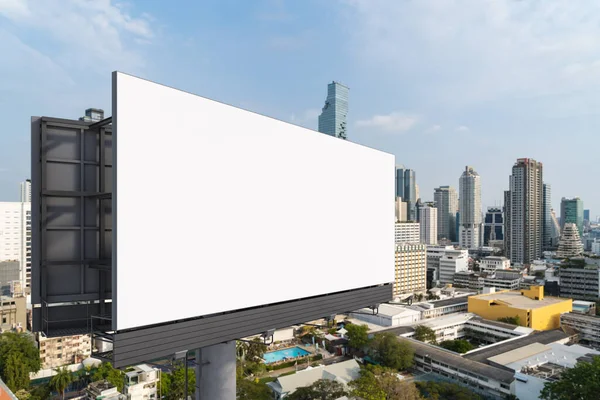 Panneau d'affichage blanc blanc de route avec le fond de paysage urbain de Bangkok au jour le jour. Affiche publicitaire, maquette, rendu 3D. Vue latérale. Le concept de communication marketing pour promouvoir ou vendre une idée. — Photo