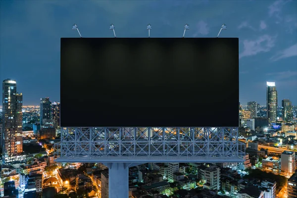 Panneau d'affichage de route noir blanc avec fond de paysage urbain de Bangkok la nuit. Affiche publicitaire, maquette, rendu 3D. Vue de face. Le concept de communication marketing pour vendre l'idée. — Photo