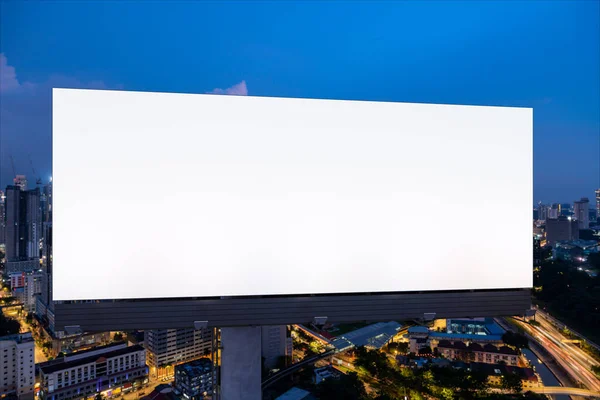 Leere weiße Straßenwerbetafel mit KL Stadtbild Hintergrund in der Nacht. Straßenwerbeplakat, Mock-up, 3D-Rendering. Frontansicht. Das Konzept der Marketing-Kommunikation zur Förderung oder zum Verkauf von Ideen. — Stockfoto