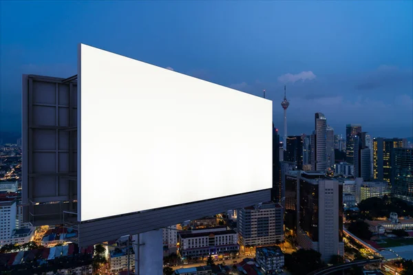 Panneau d'affichage blanc blanc avec fond de paysage urbain KL la nuit. Affiche publicitaire, maquette, rendu 3D. Vue latérale. Le concept de communication marketing pour promouvoir ou vendre une idée. — Photo