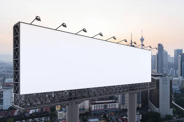 Tabuleiro de estrada branca em branco com fundo cityscape Kuala Lumpur ao pôr do sol. Cartaz publicitário de rua, mock up, renderização 3D. Vista lateral. — Fotografia de Stock