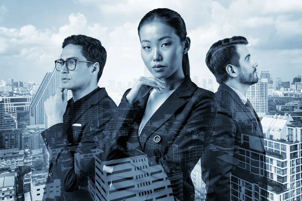 Группа из трех коллег по бизнесу в костюмах ищет новые возможности для успеха. Концепция многонациональной корпоративной команды. Бангкок на заднем плане. Двойное воздействие. — стоковое фото