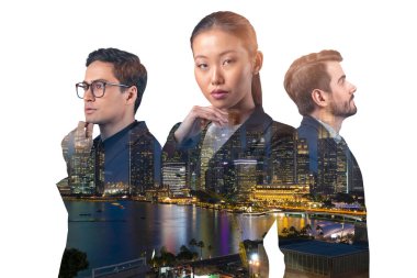 Asya 'nın Singapur şehrinin önünde duran üç genç, başarılı, iş adamı, erkek ve kadın çifte pozlama. Sıkı çalışma ve öğrenim kavramı. Modern yaşam tarzı. Gece vakti..