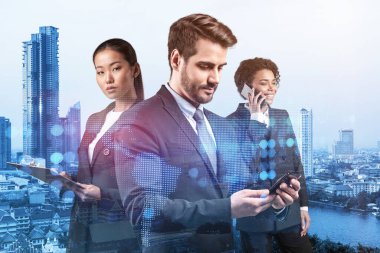 İş amaçlarına ulaşmak için sosyal medya pazarlama stratejisi üzerinde çalışan bir grup SMM uzmanı. Bangkok arkaplanı üzerinde hologram simgeleri.