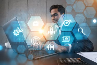 Ofisteki işadamı dizüstü bilgisayarla çalışıyor, işe fintech yaklaşımını geliştiriyor, yeni fırsatlar için veri topluyor. Çift pozlama.