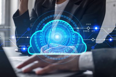 Ofiste birlikte çalışan iki iş kadını. Bulut holografik çizimi çift pozlama.