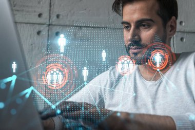 Yeni bir ağ geliştirmek için dizüstü bilgisayar kullanan ciddi bir Kafkasyalı yönetici. Çifte maruziyet. Sosyal medya hologramı.