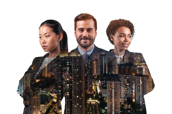 Asya şehri Kuala Lumpur 'un önünde duran üç genç, başarılı iş adamı, erkek ve kadın çifte pozlama. Sıkı çalışma ve öğrenim kavramı. Modern yaşam tarzı. Gece vakti..