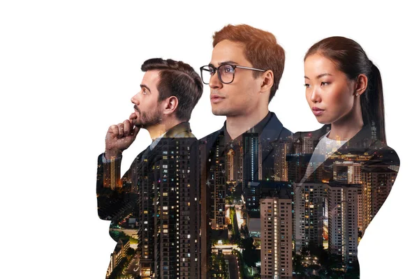 Asya şehri Kuala Lumpur 'un önünde duran üç genç, başarılı iş adamı, erkek ve kadın çifte pozlama. Sıkı çalışma ve öğrenim kavramı. Modern yaşam tarzı. Gece vakti..