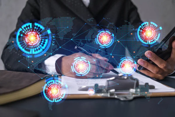 İş kadını akıllı telefon kullanarak not alıyor. Dünya haritası hologramı çifte pozlama.