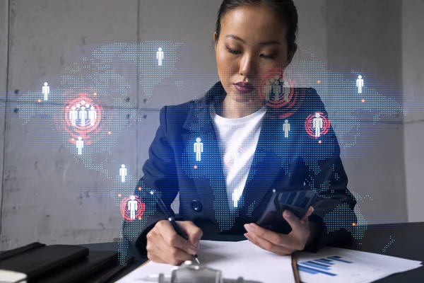 Femme d'affaires prenant des notes et hologramme de carte du monde. Double exposition. Technologie solution de réseau de sécurité planète Terre concept d'entreprise internationale. — Photo