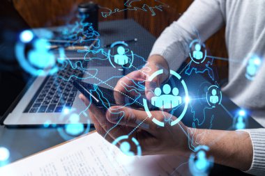 Telefonu kullanan adam. Akıllı telefon yazan eller. Sosyal medya ve dünya hologramı ile çifte maruz kalma. Kapatın. İnternet kavramı.