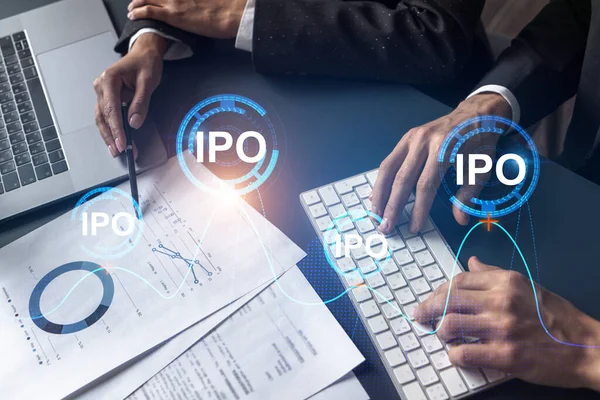 Zwei Geschäftsleute arbeiten gemeinsam an einem Weißbuch, um das IPO-Projekt zu veröffentlichen und Investoren vorzustellen. Erste primäre Angebot Hologramm. Doppelbelastung. — Stockfoto