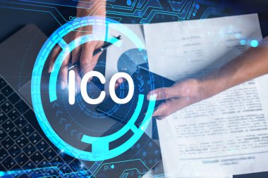ICO hologramı ve kontrat imzalayan bir kadın telefon kullanıyor. Çifte maruziyet. ilk madeni para teklif kavramı.
