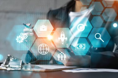 İş kadını akıllı telefon kullanarak not alıyor. Araştırma simgeleri holograma çift pozlama çizer. İş eğitimi kavramı.