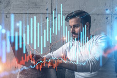 Ciddi bir Kafkasyalı analist gündelik giysiler içinde, dizüstü bilgisayar kullanarak borsa davranışlarını tahmin ediyor. Çifte maruziyet. Eski Hologram. İnternet ticareti kavramı.