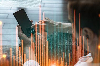 Akıllı telefon kullanan bir adam. Çifte maruziyet. Eski grafik hologramı. Finansal ticaret çevrimiçi komisyon kavramı.