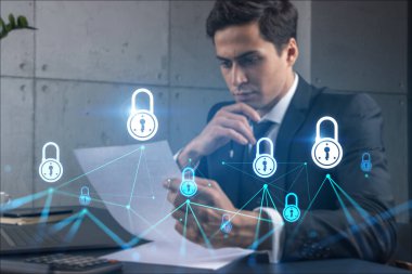 Ofisteki adam finansal güvenlik kilidi çizim konseptini düşünüyor ve hayal ediyor. Çift pozlama.