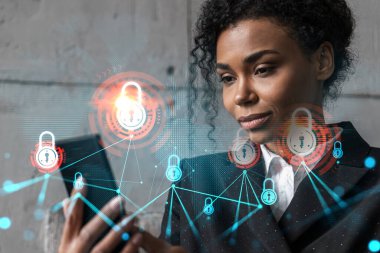 İş kadını telefonu kullanıyor, modern ofiste yeni bir proje üzerinde çalışıyor. Çifte maruziyet. Başarı kavramı. Güvenlik hologramını kilitle.