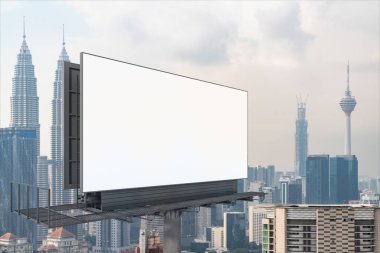 Gündüz vakti KL şehir manzaralı boş beyaz yol afişi. Sokak reklam afişi, maket, 3 boyutlu tasarım. Yan görüş. Pazarlama iletişimi fikri desteklemek veya satmak için.