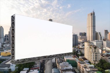 Gün batımında Bangkok şehir manzaralı boş beyaz yol reklam panosu. Sokak reklam afişi, maket, 3 boyutlu tasarım. Yan görüş. Pazarlama iletişimi fikri desteklemek veya satmak için.