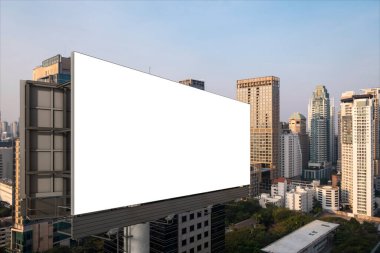 Gün batımında Bangkok şehir manzaralı boş beyaz yol reklam panosu. Sokak reklam afişi, maket, 3 boyutlu tasarım. Yan görüş. Pazarlama iletişimi fikri desteklemek veya satmak için.