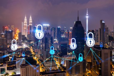Parlayan Padlock hologramı, Kuala Lumpur, Malezya, Asya 'nın gece panoramik şehir manzarası. KL şirketlerini korumak için siber güvenlik kavramı. Çift pozlama.