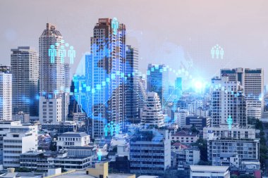 Sosyal medya hologramlarını Bangkok, Asya 'nın Panorama şehri manzarasına yansıtıyor. İnsanların ağ kurma ve bağlantı kurma kavramı. Çift pozlama.