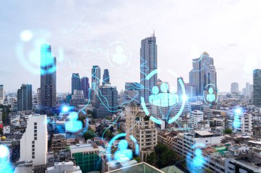 Sosyal medya hologramlarını Bangkok, Asya 'nın Panorama şehri manzarasına yansıtıyor. İnsanların ağ kurma ve bağlantı kurma kavramı. Çift pozlama.