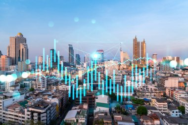 Işık saçan FOREX grafik hologramı, gün batımında Bangkok 'un panoramik şehir manzarası. Asya 'da hisse ve tahvil ticareti. Fon yönetimi kavramı. Çift pozlama.