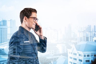 Takım elbiseli, gözlüklü, telefonla konuşan ve Kuala Lumpur şehri manzarasına bakan başarılı yakışıklı girişimci. Sorun çözme danışmanlığı kavramı. KL gökdelenleri. Çift pozlama.