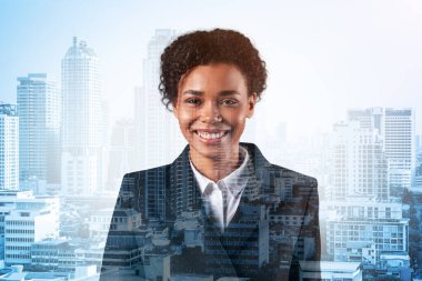 Başarılı bir şekilde gülümseyen, takım elbiseli, siyahi, Amerikalı iş kadını. Bangkok şehir manzarası. Kadın ticareti kavramı. Hukuk danışmanı. Çift pozlama.