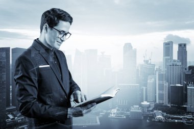 Takım elbiseli ve gözlüklü genç yakışıklı işadamı sorunla nasıl başa çıkılacağını düşünüyor, yeni kariyer fırsatları, MBA ödevi. Singapur arka planda. Çift pozlama.