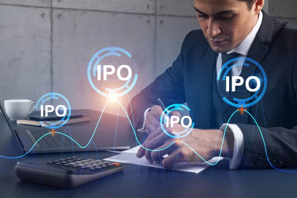 Человек в офисе делает заметки с помощью телефонной и IPO голограммы. Мультиэкспозиция Формальная одежда. Инвестировать в фондовый рынок. — стоковое фото