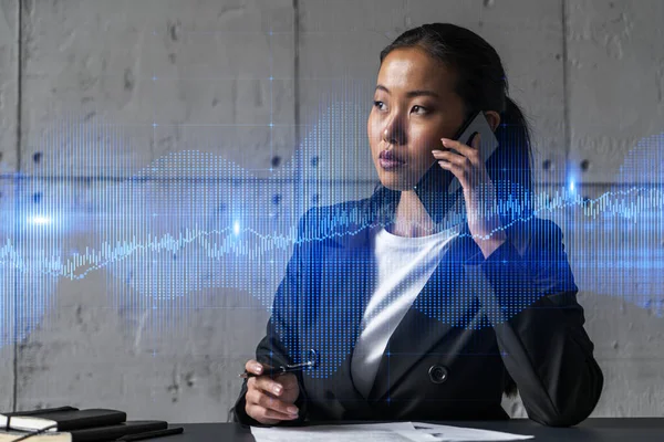 Femme d'affaires parle téléphone et hologramme de tableau financier de marché boursier. Double exposition. Concept d'obligations, d'actions et de devises négociables en ligne. — Photo