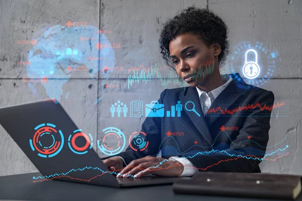 Femme d'affaires tapant sur le travail d'ordinateur portable dans le bureau moderne sur le nouveau projet. Hologramme de dessin d'icône d'entreprise. Double exposition. Concept de succès. — Photo