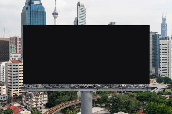 白茫茫的黑色路标，白天有吉隆坡城市景观背景。街头广告海报，模拟，3D渲染。前面的景色推广或销售服务或理念的营销概念. — 图库照片